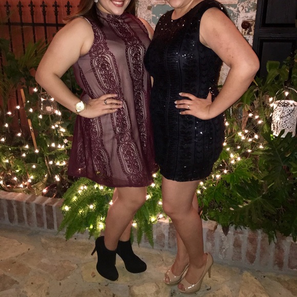 Red lace dress - Picture 2 of 3